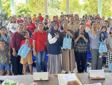 Sejumlah warga di Desa Puubenua, Kecamatan Baula berfoto Bersama usai mengikuti program Promosi Kesehatan yang diselenggaran PT Vale Indonesia IGP Pomalaa. Sesi kali ini, sosialisasi program diarahkkan pada intervensi memutus rantai penyebaran DBD. FOTO: Abdul Saban/SIBERKITA.ID