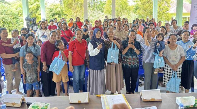 Sejumlah warga di Desa Puubenua, Kecamatan Baula berfoto Bersama usai mengikuti program Promosi Kesehatan yang diselenggaran PT Vale Indonesia IGP Pomalaa. Sesi kali ini, sosialisasi program diarahkkan pada intervensi memutus rantai penyebaran DBD. FOTO: Abdul Saban/SIBERKITA.ID