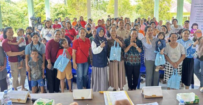 
 Sejumlah warga di Desa Puubenua, Kecamatan Baula berfoto Bersama usai mengikuti program Promosi Kesehatan yang diselenggaran PT Vale Indonesia IGP Pomalaa. Sesi kali ini, sosialisasi program diarahkkan pada intervensi memutus rantai penyebaran DBD. FOTO: Abdul Saban/SIBERKITA.ID