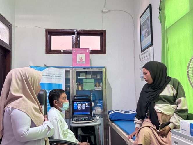 Seorang ibu hamil mengikuti pemeriksaan ultrasonografi (USG) gratis dengan pendampingan langsung dokter spesialis kandungan. Layanan ini disedikan oleh PT Vale Indonesia IGP Pomalaa bekerjsama dengan Puskesmas Pomalaa. FOTO: DOK/PT Vale IGP Pomalaa