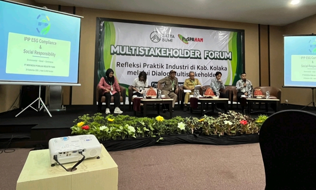 Supervisor ESG PT IPIP Abdul Galib memaparkan pelaksanaan program CSR perusahaan saat menghadiri Multi Stakeholder Forum bertema “Refleksi Praktik Industri di Kabupaten Kolaka Melalui Dialog Multi Stakeholder” yang digelar Yayasan Satya Bumi dan Puspaham di Hotel Claro, Selasa (29/9/2026) kemarin.